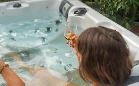 Cottage, Lodge & Spa 64